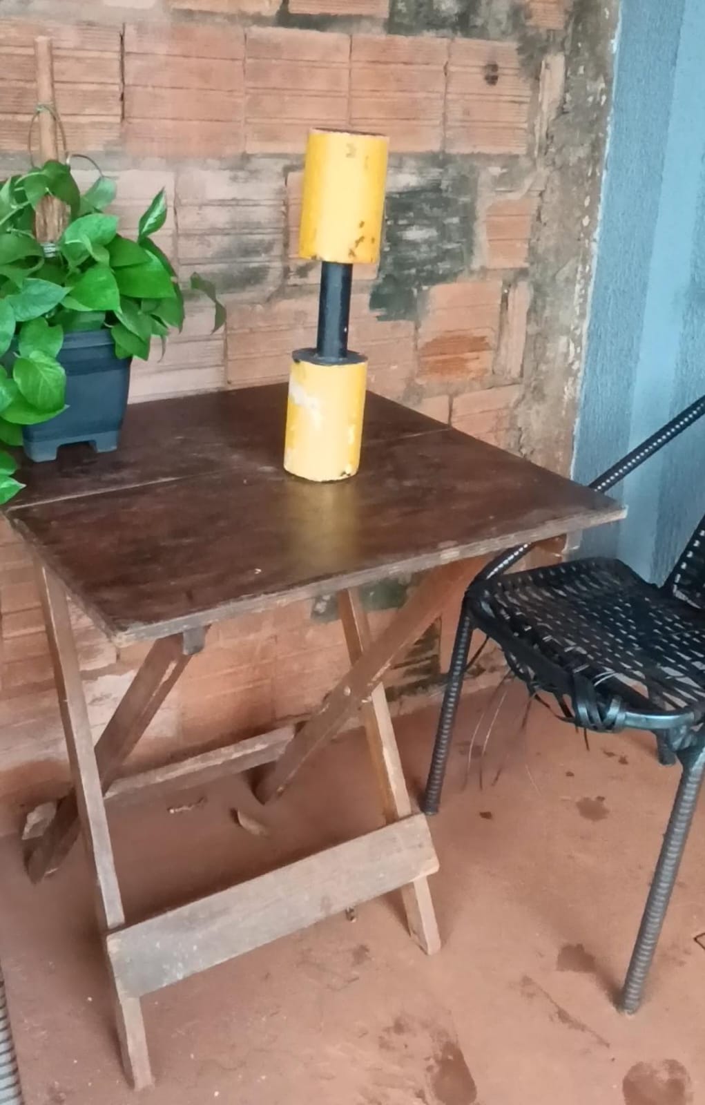 Onde tudo começou — mesa simples e peso de academia